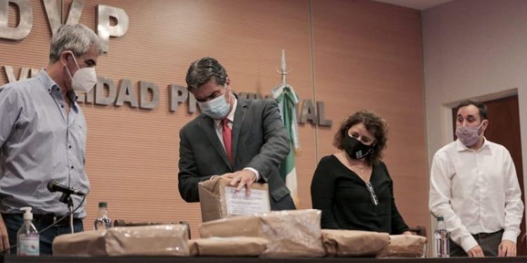 Capitanich abrió los sobres de la licitación para la pavimentación de las avenidas Azurduy y Rosas