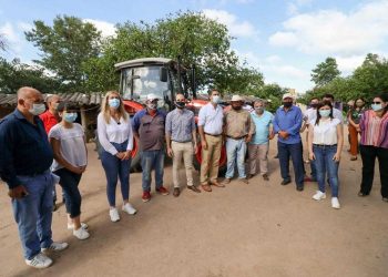 Cinco Consorcios Rurales recibieron tractores y equipamiento