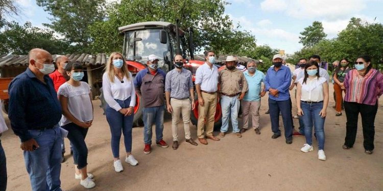Cinco Consorcios Rurales recibieron tractores y equipamiento