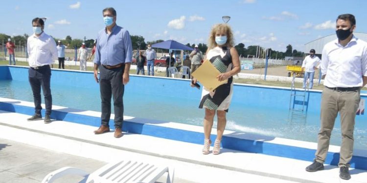 Colonias Unidas: Capitanich inauguró un complejo natatorio y recorrió la obra de la Ruta 7