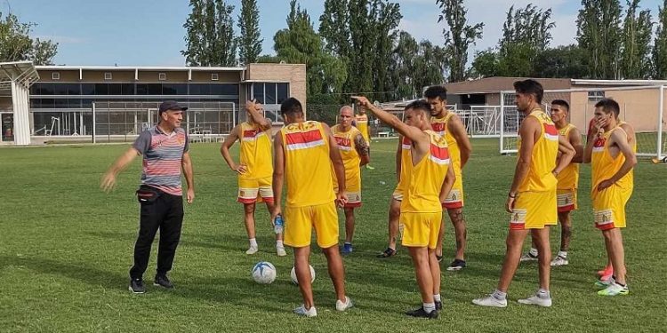 Torneo Federal A: Sarmiento ya está en Mendoza para jugar mañana contra Deportivo Maipú