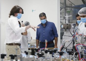 Capitanich visitó la fábrica de barbijos Zutt Protect, que proveerá insumos a los municipios de la provincia