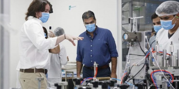 Capitanich visitó la fábrica de barbijos Zutt Protect, que proveerá insumos a los municipios de la provincia