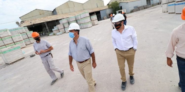 El gobernador destacó la generación de empleo formal tras la visita a la planta de ladrillos AIRBLOCK – RETAK