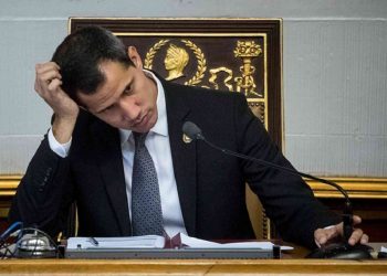 Hasta las manos: ‘Guaidó enfrenta cargos que le sumarían 200 años de cárcel’