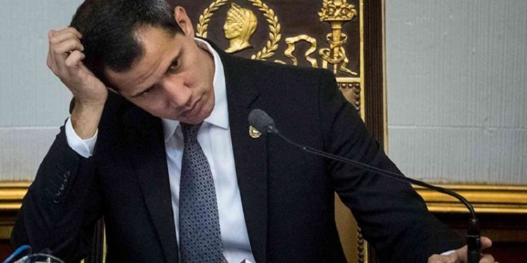 Hasta las manos: ‘Guaidó enfrenta cargos que le sumarían 200 años de cárcel’