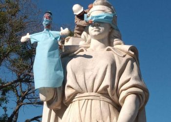 Intervención con títeres en el Monumento a la Constitución; Barranqueras homenajea así a personal de salud