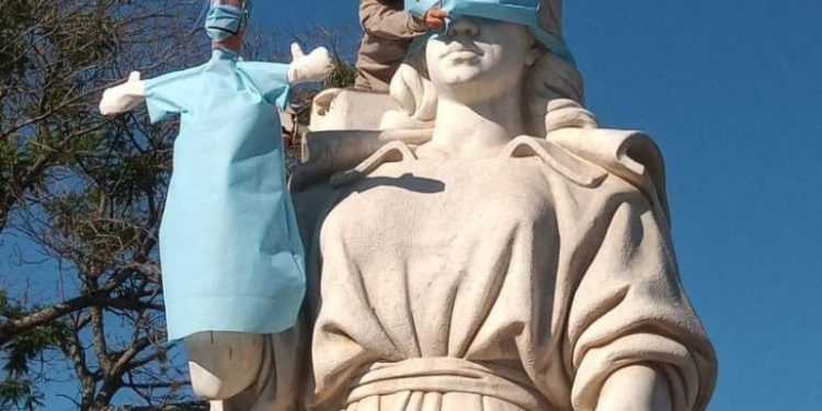 Intervención con títeres en el Monumento a la Constitución; Barranqueras homenajea así a personal de salud