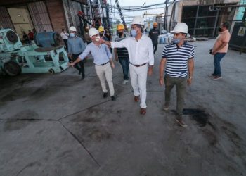Presidencia de la Plaza: Capitanich recorrió el parque industrial y visitó la primera fábrica de viviendas con ladrillos sustentables de la provincia