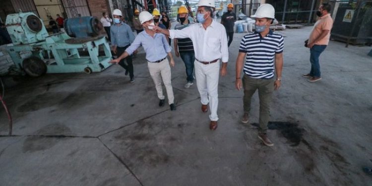 Presidencia de la Plaza: Capitanich recorrió el parque industrial y visitó la primera fábrica de viviendas con ladrillos sustentables de la provincia