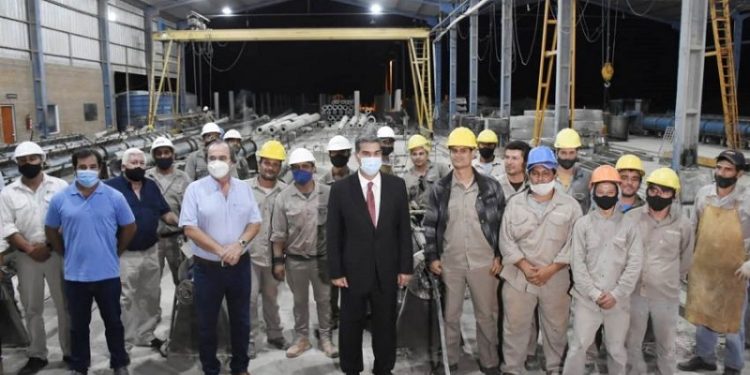 Capitanich visitó fábrica de estructuras para redes eléctricas