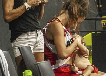 Detonó las Redes: Una basquetbolista argentina amamantó a su bebé en un entretiempo y su imagen recorrió el mundo