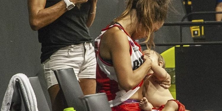 Detonó las Redes: Una basquetbolista argentina amamantó a su bebé en un entretiempo y su imagen recorrió el mundo