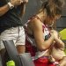 Detonó las Redes: Una basquetbolista argentina amamantó a su bebé en un entretiempo y su imagen recorrió el mundo