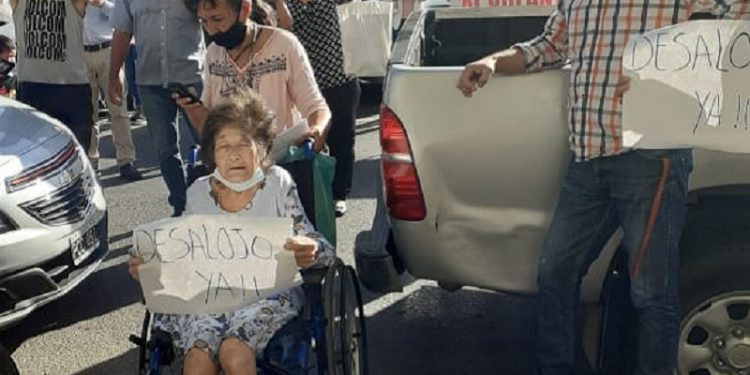 Barranqueras: Aurelia Sandoval tiene 92 años se interno por neumonía y le usurparon su casa, está en la calle
