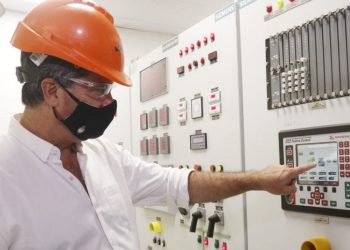 Capitanich recorrió la central de energía de INDUNOR-SERSA que ya genera ocho megavatios de potencia