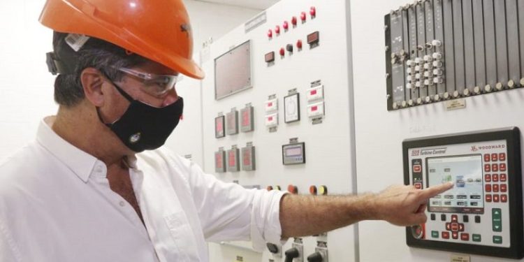 Capitanich recorrió la central de energía de INDUNOR-SERSA que ya genera ocho megavatios de potencia