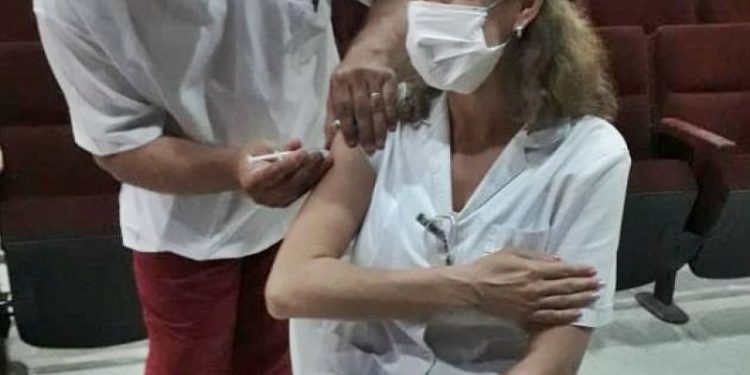 Hoy lunes continúa la vacunación contra el COVID-19 a docentes del Chaco