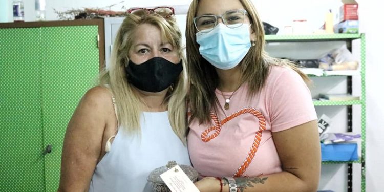 8M: Magda Ayala ofreció un presente a las trabajadores municipales por el Día de la Mujer