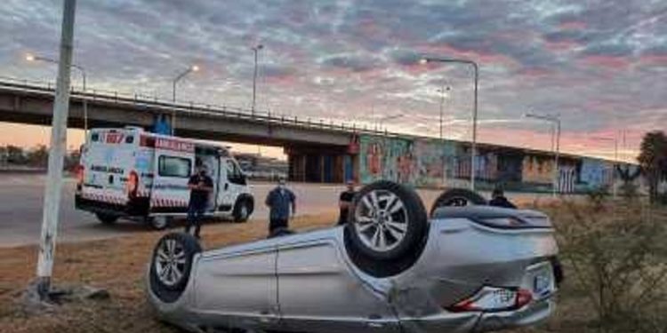Resistencia: En estado de ebriedad volcó en la madrugada del domingo y quedó detenido