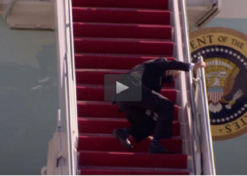 Híper viralizado: El video donde Biden tropieza al subir las escaleras del avión presidencial