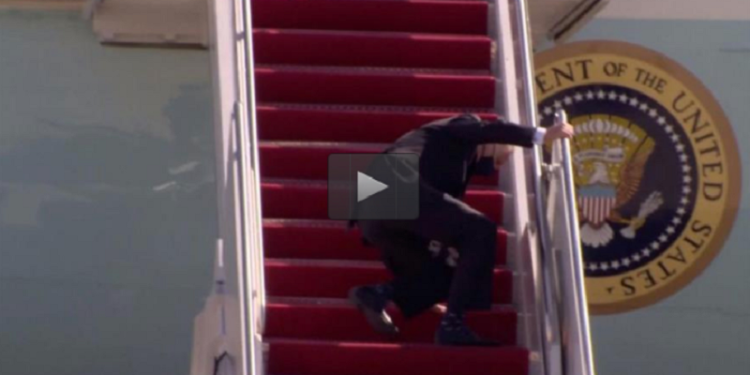 Híper viralizado: El video donde Biden tropieza al subir las escaleras del avión presidencial