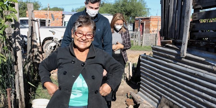 Barranqueras: Magda Ayala supervisó el avance de importantes refacciones de vivienda en la localidad