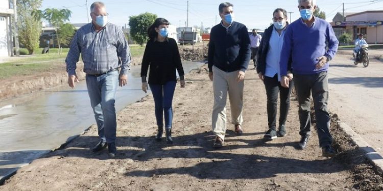 En Castelli el gobierno provincial avanza con la construcción del microestadio y la pavimentación del casco histórico