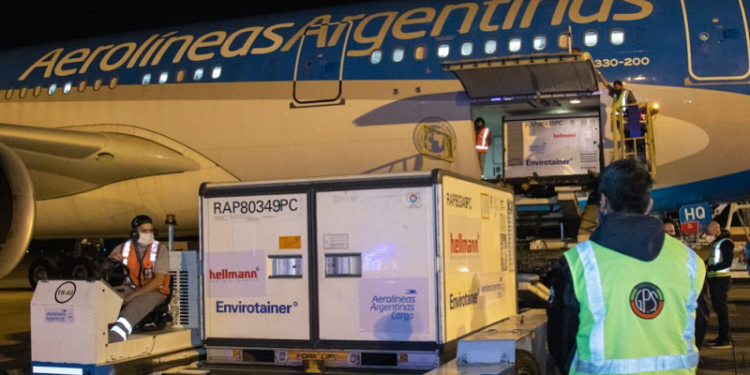 Llegó desde China el avión de Aerolíneas con una carga de un millón de vacunas Sinopharm