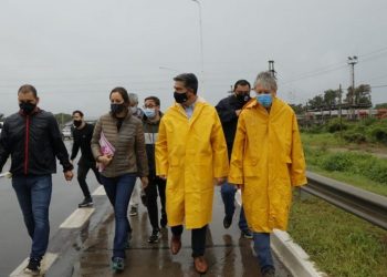 Capitanich recorrió la obra de la estación de servicio que se construye en el ingreso a Puerto Tirol
