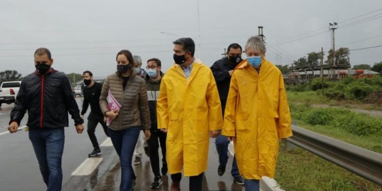 Capitanich recorrió la obra de la estación de servicio que se construye en el ingreso a Puerto Tirol