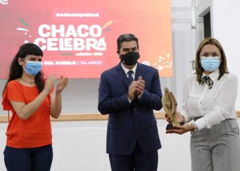 Barranqueras: Capitanich inauguró un nuevo edificio escolar, entregó herramientas y títulos de viviendas