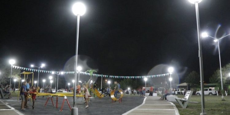 En Puerto Bermejo, Capitanich inauguró una plazoleta y anunció la pavimentación de 17 kilómetros de la Ruta 1