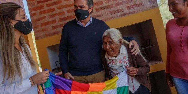 El gobierno entregó una vivienda y el título de patrimonio cultural viviente a una mujer Qom de 103 años