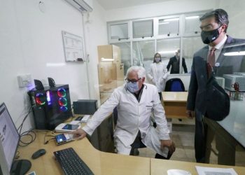 Capitanich visito el Instituto de Medicina Regional que incorporo equipamiento de ultima generación para el análisis genético del coronavirus