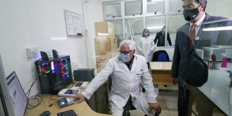 Capitanich visito el Instituto de Medicina Regional que incorporo equipamiento de ultima generación para el análisis genético del coronavirus