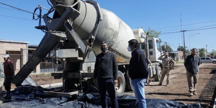 Capitanich supervisó obras de pavimentación en Las Breñas y en Quitilipi