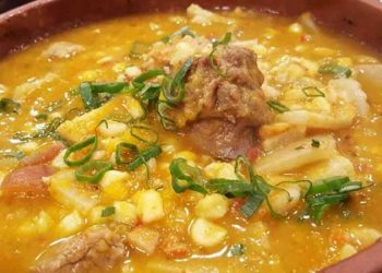 El locro tiene origen precolombino,  es un guiso se le adjudica a los Quechuas quienes lo denominaban “luqru” o “rucru”