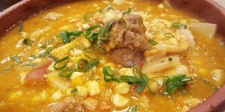 El locro tiene origen precolombino,  es un guiso se le adjudica a los Quechuas quienes lo denominaban “luqru” o “rucru”