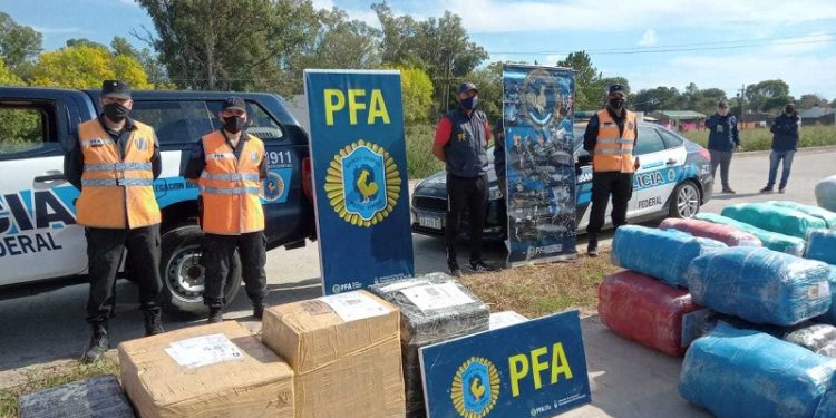 Resistencia: La Policía Federal secuestró cigarrillos e indumentaria sin estampillas legales