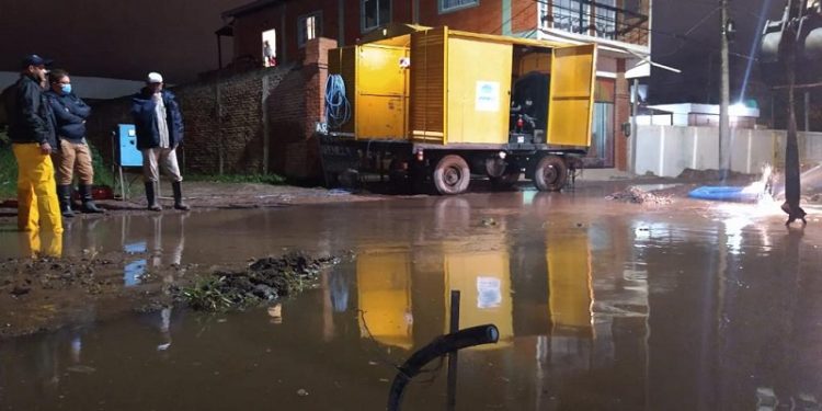 Barraqueras: el Municipio trabaja junto a SAMEEP para solucionar los problemas ocasionados por un caño maestro roto