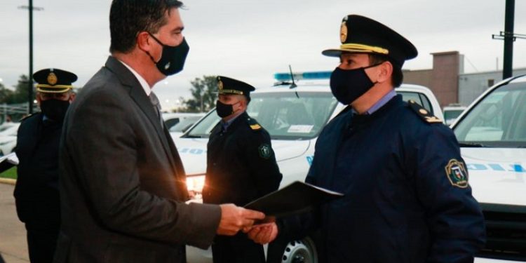 Capitanich entregó 12 vehículos a comisarías y tomó juramento a nuevos agentes