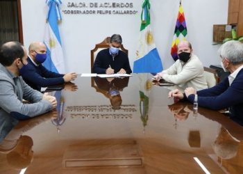 Capitanich firmó un acuerdo con el Consejo de Profesionales de Ciencias Económicas para impulsar un plan de regularización de empresas