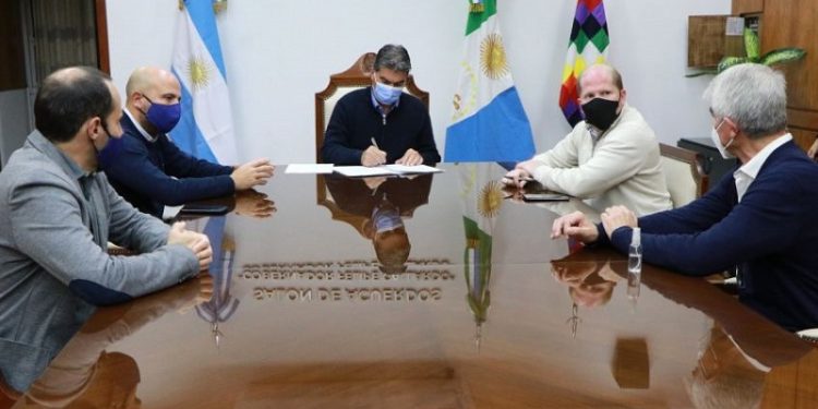 Capitanich firmó un acuerdo con el Consejo de Profesionales de Ciencias Económicas para impulsar un plan de regularización de empresas