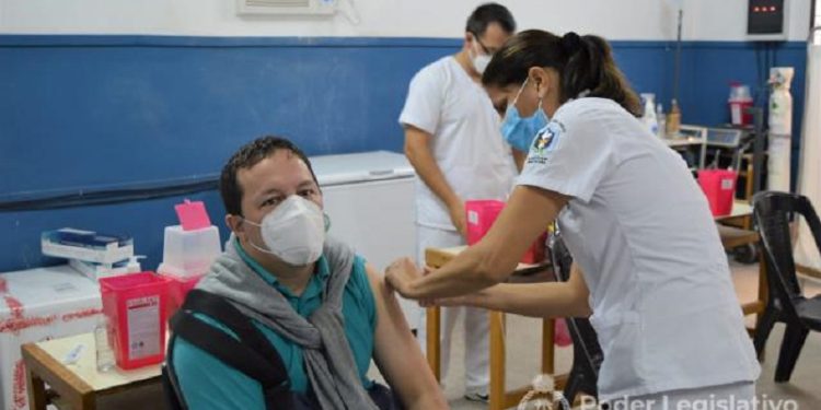 Covid-19: comenzaron a inocular al personal legislativo