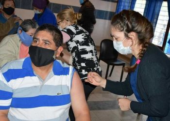 Comienzan a vacunar desde este martes 8 a personas mayores de 40 años, con y sin turnos