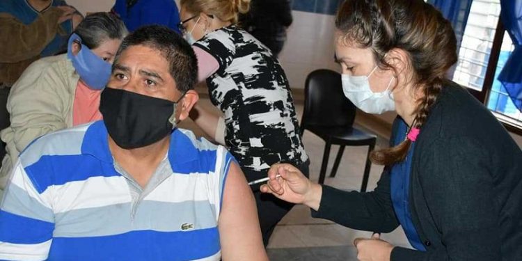 Comienzan a vacunar desde este martes 8 a personas mayores de 40 años, con y sin turnos