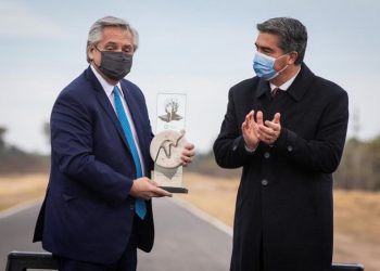 Capitanich y Alberto Fernández inauguraron el último tramo de la Ruta 7 y acordaron pavimentar otros 100 kilómetros entre las rutas 6 y la 9