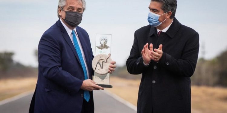 Capitanich y Alberto Fernández inauguraron el último tramo de la Ruta 7 y acordaron pavimentar otros 100 kilómetros entre las rutas 6 y la 9