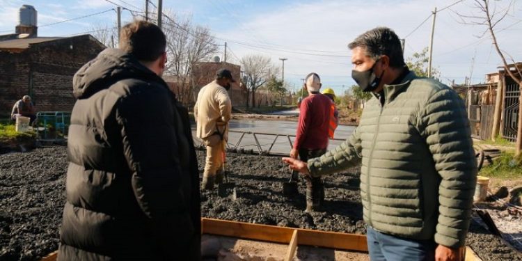 Capitanich supervisó obras de pavimento en el barrio Carpincho Macho de Resistencia